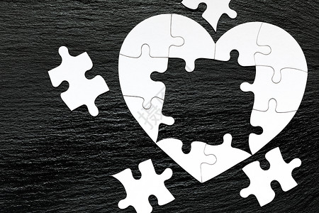 颜色背景上的心形拼图拼图 谜题心脏爱心情人心碎木头热情周年青年纪念日桌子拼图游戏背景图片