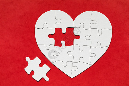 颜色背景上的心形拼图拼图 谜题心脏幸福青年情人拼图游戏热情恋人爱心桌子周年纪念日背景图片
