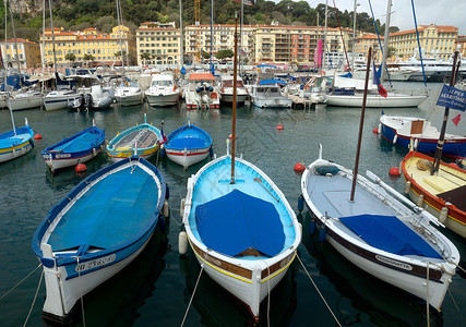 戛纳尼斯市 - 尼斯港的彩色船只背景