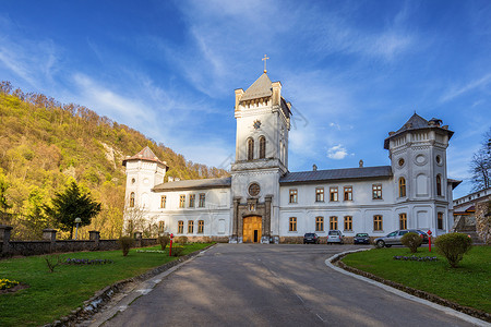 罗马尼亚教会罗马尼亚蒂萨纳修道院 提萨纳修道院是古老的教会木板游客建筑学阳光地标蓝色雕塑堡垒晴天背景