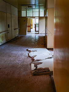 旧废弃医院走廊的旧框架门被毁坏并移出建造高清图片素材