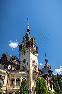 罗马尼亚西纳亚的佩莱斯城堡 鉴于其历史和艺术地标花园森林天空蓝色奢华大厦住宅旅行纪念碑欧洲高清图片素材