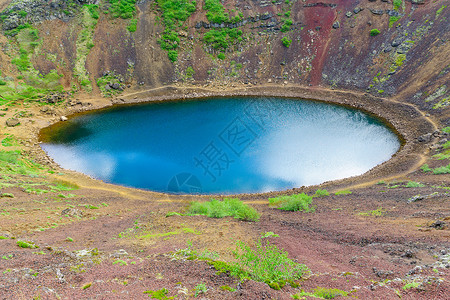 火山冰川湖 Kerid火山蓝色火山口风景旅游地标地质学绿色陨石圆形背景图片