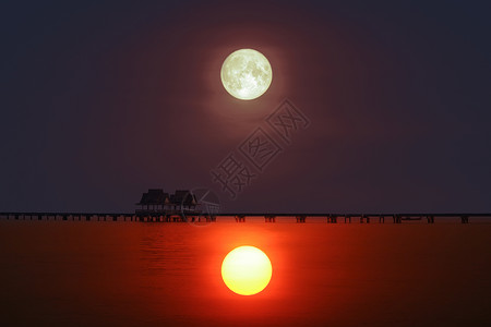 月亮满月日落的双月桥和海中鱼群 以及天上的满月背景