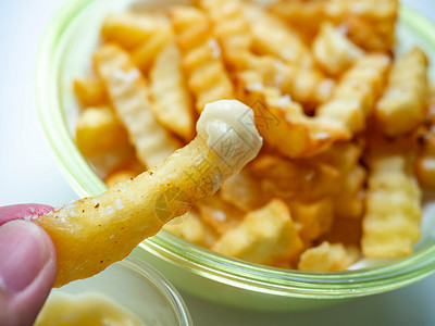 薯条金褐色 油油炸 撒盐 甜食和咸味食物金黄色棕色背景图片