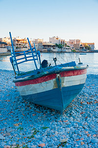 马尼半岛Gerolimenas海滩上的船背景图片