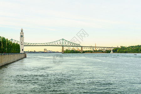 圣劳伦斯河 钟塔和雅克卡蒂尔桥背景图片