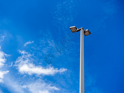 蓝天空背景的LED街灯杆人行道灯泡金属街道邮政技术聚光灯民众大街玻璃背景图片