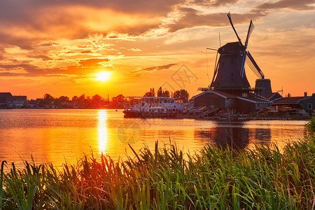 日落时 荷兰的风车农村旅游天空研磨游客反射农业景点风景旅行背景图片