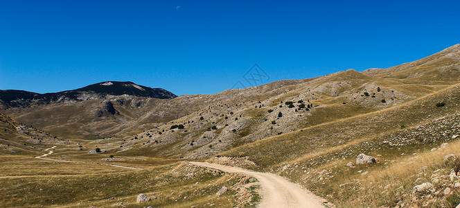 Bjelasnica山的山道和岩石地貌 Bjelasnica山的秋天 波斯尼亚和黑塞哥维那 Bjelasnica山背景图片