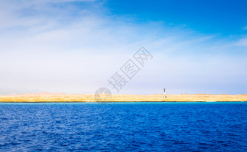 红海海岸和蓝天空的风云在埃及笼罩着高清图片