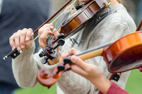 一个街舞音乐家女孩的手 与小提琴紧闭女孩小提琴手小提琴家城市手指女性音乐会音乐家街道背景图片