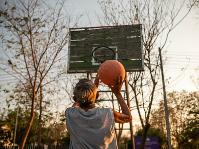 亚洲老年男子夏季在操场上打篮球亚洲老年男子夏季在操场上打篮球 健康的生活方式和医疗保健理念老的高清图片素材