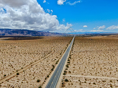 莫哈韦美国Joshua树公园无尽的沙漠直成灰尘的沥青路空中景象汽车国家荒野旅行地标假期蓝色天空爬坡运动背景