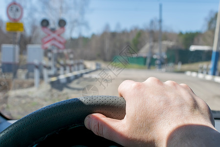 在汽车方向盘上看到司机手的动画图背景图片