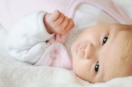 床上甜甜的小新生婴儿投标女儿童年情感床单眼睛生活毯子女孩孩子背景图片