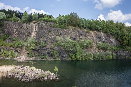 布劳恩绿色的火山湖高清图片