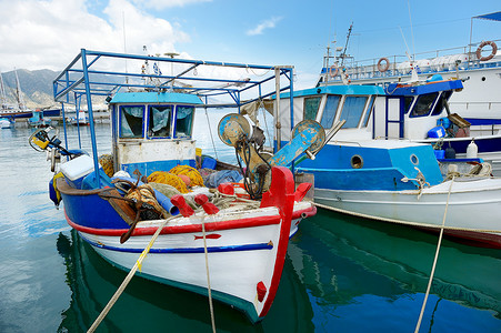 港口的捕鱼渔船避风港白色钓鱼海洋蓝色码头绿色反射棕色木头背景图片