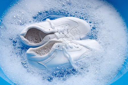 蓝色泡沫洗之前擦鞋 清洗脏运动鞋盆地经济粉末家务垫圈衣服浴缸肥皂泡沫搪瓷背景