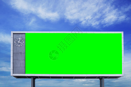 空白的绿色屏幕广告牌符号 在背地有蓝天空背景图片