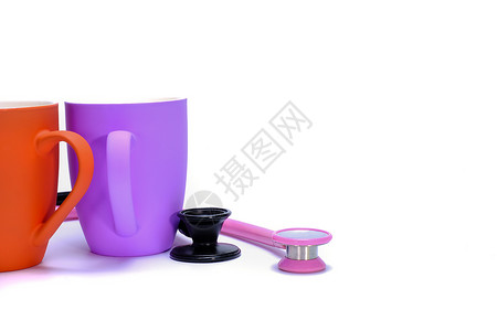 听诊镜和咖啡杯橙子时间粉色杯子仪器制品陶瓷休息医生白色背景图片