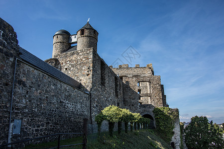 德国最好的保存城堡蓝色爬坡废墟夹石灰色石工防御塔绿色天空格劳背景图片