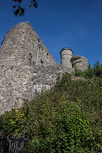 德国最好的保存城堡废墟中产阶级石头蓝色格劳天空石工防御塔灰色绿色背景图片