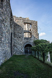 德国最好的保存城堡历史石工拱道石头防御塔天空废墟绿色格劳堡垒背景图片