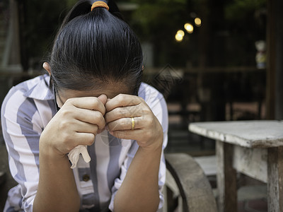 亚裔年轻女性用眼刺激 撕裂的眼镜打眼镜 她使用组织纸擦伤 健康和医疗概念眼泪药品女孩悲伤黑发孤独医生眼睛疼痛疾病背景图片