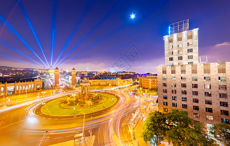 西班牙中央广场(Plaça d'Espanya)的西班牙巴塞罗那夜幕全景背景图片