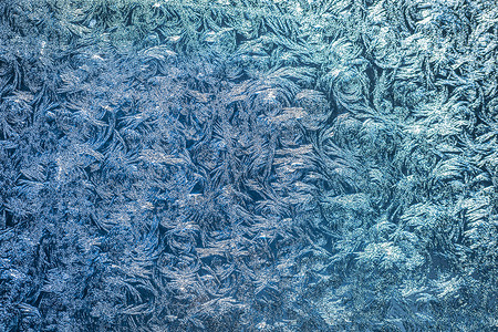 冰晶玻璃自然花纹冻结蓝色微光宏观窗户水晶磨砂背景寒冷季节背景图片