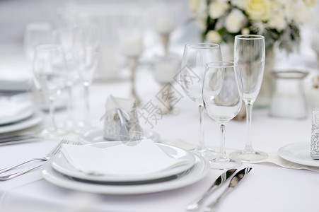 活动晚会或婚礼招待会的表格菜单桌布用餐餐饮桌子玻璃奢华盘子新年陶器背景图片