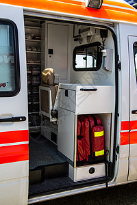 应急门配有医疗设备的救护车消防队急救车车辆运输橙子红色白色手提箱援助药物背景