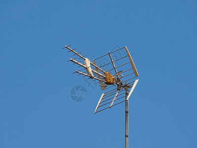 TV 天线以复制空间飞越蓝色天空背景图片