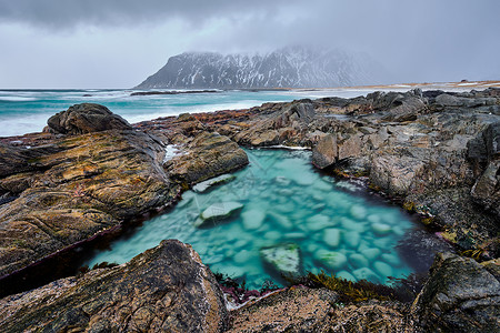挪威的北湾落岩海岸海洋海浪风景暴风云前线天空海滩风暴云风暴植物背景图片