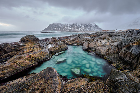 挪威的北湾落岩海岸海浪风暴云风暴海洋季节海滩风景天空植物暴风云背景图片