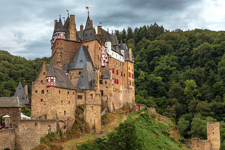 德国摩塞勒的童话城堡埃尔茨 天空戏剧化石头历史堡垒爬坡道纪念碑房子地标建筑森林教会背景图片