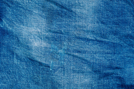 淡蓝色的破旧牛仔裤 牛仔面料 在生产中老化靛青墙纸棉布风格国家空白帆布裤子装饰衣服背景图片