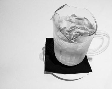 半透明白素材白桌上有水和冰的管道盘子白色桌子投手桌布液体水壶餐巾立方体茶点背景