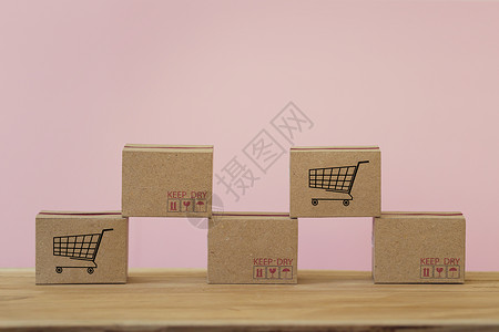 现代商业 电子商务和网上购物概念 安排纸箱包装带有图标的商品 在线购物的国际货运或运输服务背景图片