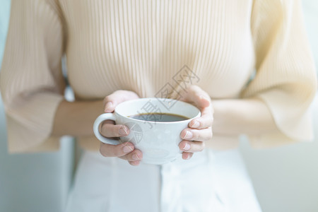 一杯咖啡 女人喝茶或咖啡 白杯热饮餐厅香气早餐杯子白色女士咖啡店黑色饮料房间白色的高清图片素材