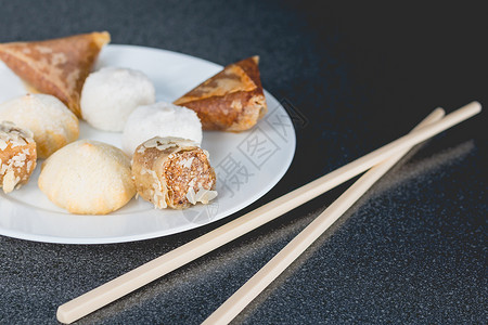 美味的亚洲自制糕点杂饭类 萨莫萨和芝麻面包小吃面粉营养食物香蕉玫瑰色蛋糕美食肉高清图片素材