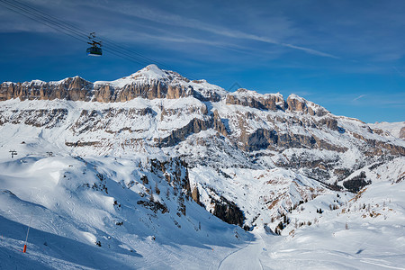 意大利多洛米特滑雪度假胜地山脉高山运动风景滑雪者踪迹季节缆车陆运娱乐背景图片