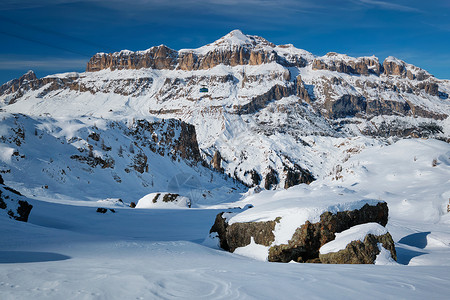 意大利多洛米特滑雪度假胜地风景娱乐土地季节缆车高山陆运山脉运动踪迹背景图片