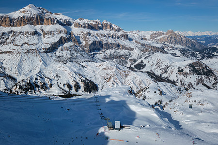 意大利多洛米特滑雪度假胜地季节风景山脉土地缆车高山运动踪迹陆运娱乐背景图片