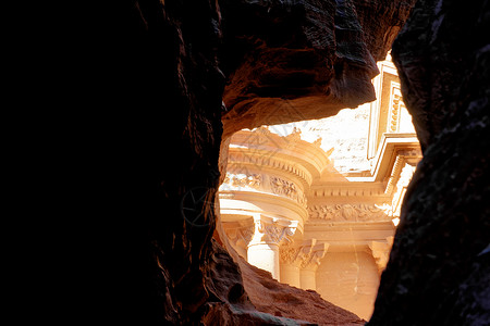 从约旦的岩石之间的视角来看 Petra的财宝馆高清图片