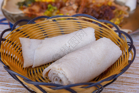 Injera的劳斯莱斯 在一个服务碗中美食食物画眉主食面包盘子食品面粉文化饼子背景图片