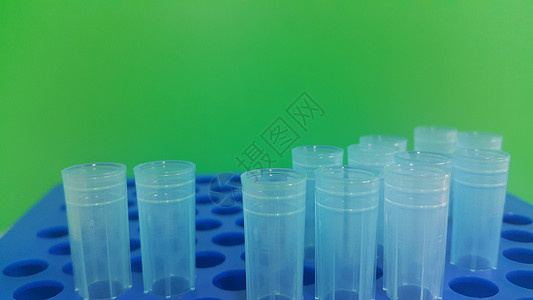 在带有空洞的微滴盒中 特写蓝色微升小提示的视图科学仪器架子器具生物增殖多管液体文化绿色背景图片