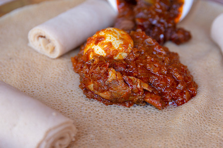 Injera 与鸡多罗网盘子拓荒者拼盘香料画眉面包餐厅食物面粉文化背景图片