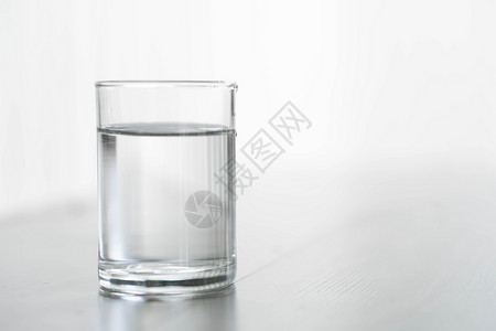 清晨有光照的 健康的木制桌上的水杯桌子饮料液体白色餐厅木头背景图片